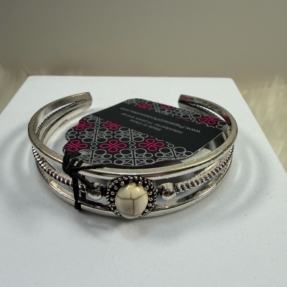 🩷5/$10 PAPARAZZI Silver Toned Cuff Bracelet with Cream Stone Accent